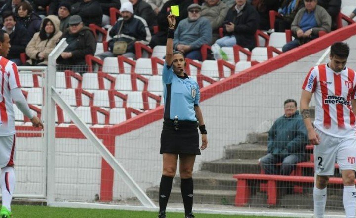 Claudia Umpiérrez, primera jueza uruguaya en dirigir un partido de Primera, en 2016.