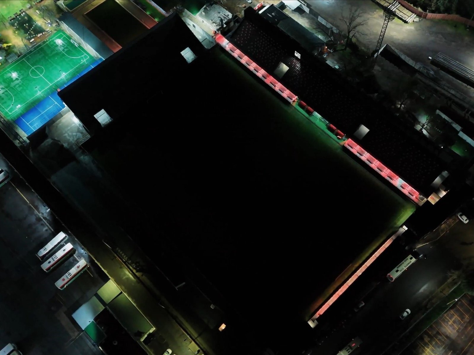 Barracas estrenó su nuevo sistema de iluminación y se cortó la luz en el estadio :: Olé