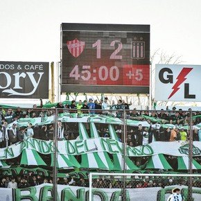 Los hinchas visitantes volvieron a la Primera B tras 11 años y hubo fiesta en las tribunas