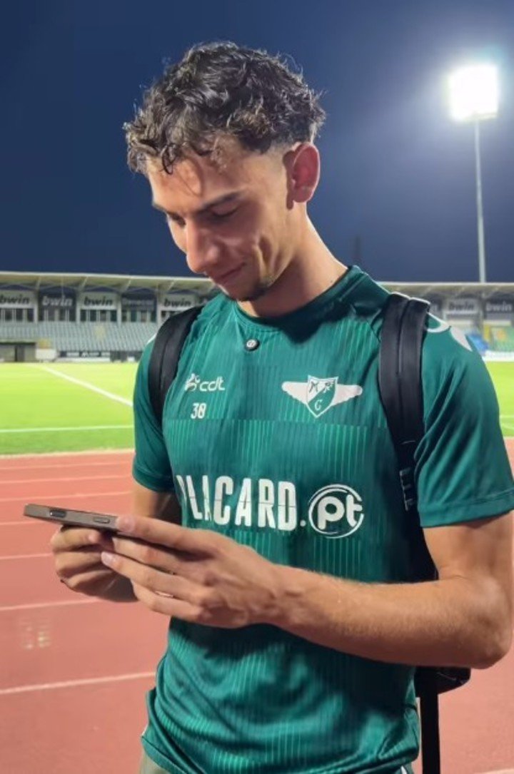 Kiko Domingues metió un golazo de rabona: lo observa en su celular.