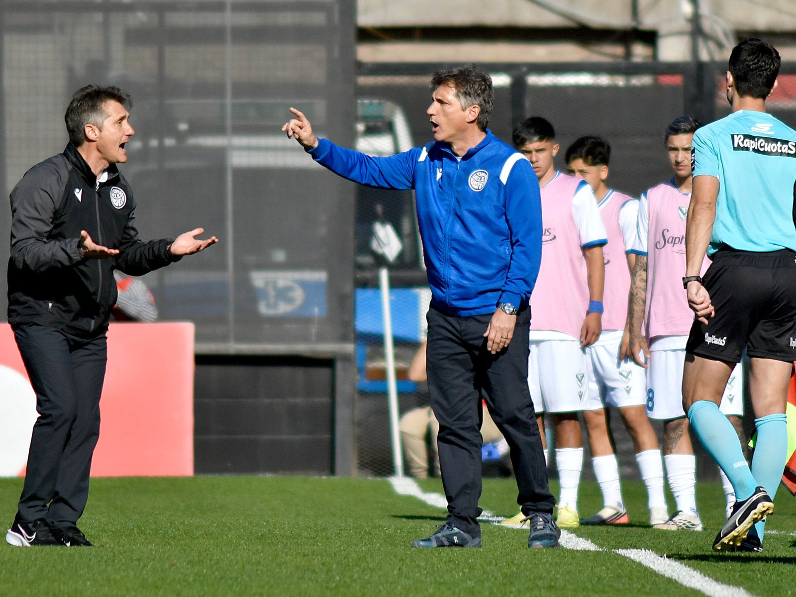 El candidato a presidente de Vélez cargó contra el arbitraje tras el gol mal anulado con Riestra: "Basta" :: Olé