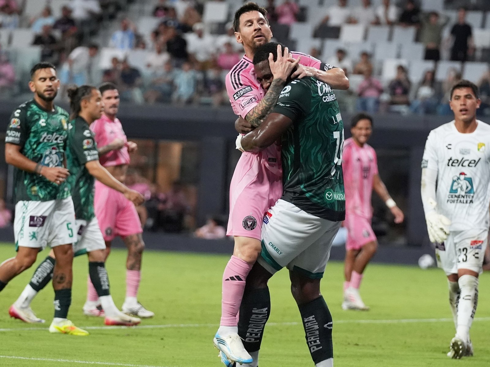 El emotivo gesto de Romaña con Lionel Messi cuando lo cruzó en el triunfo de León de México vs Inter Miami por la Leagues Cup