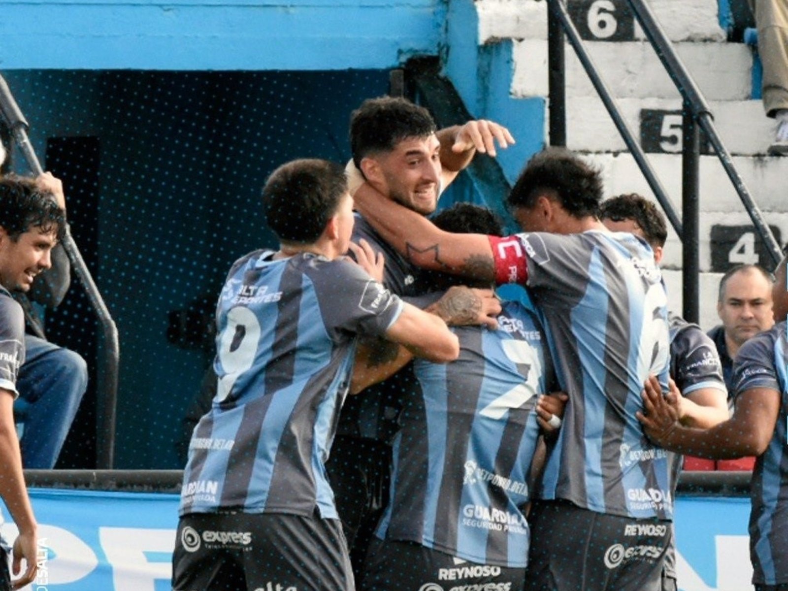 El golazo de chilena de Hauche en su partido 100 en Temperley :: Olé