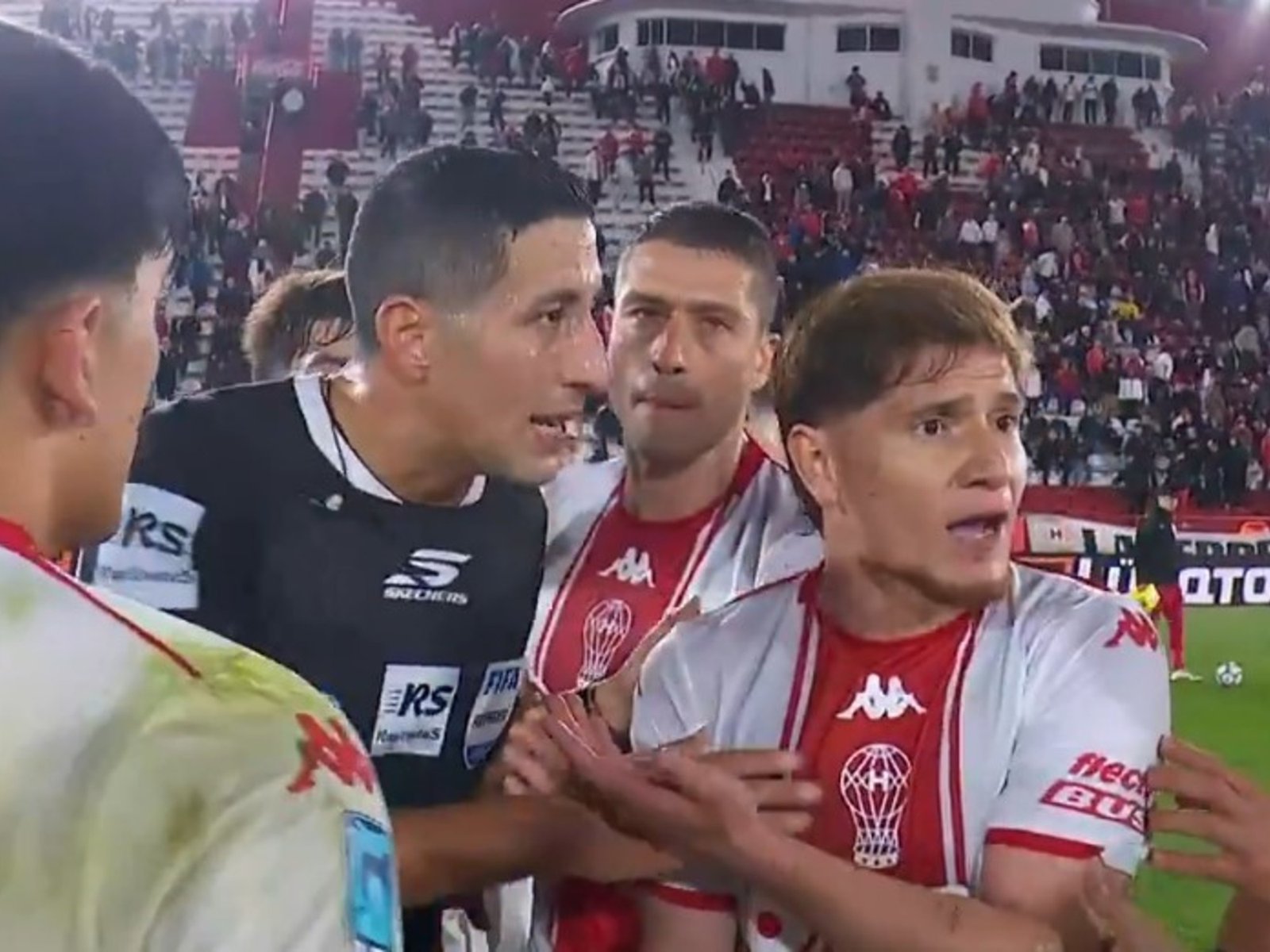 El picante cruce del Colo Gil con el árbitro Falcón Pérez: "¿Por qué no me habla?" :: Olé