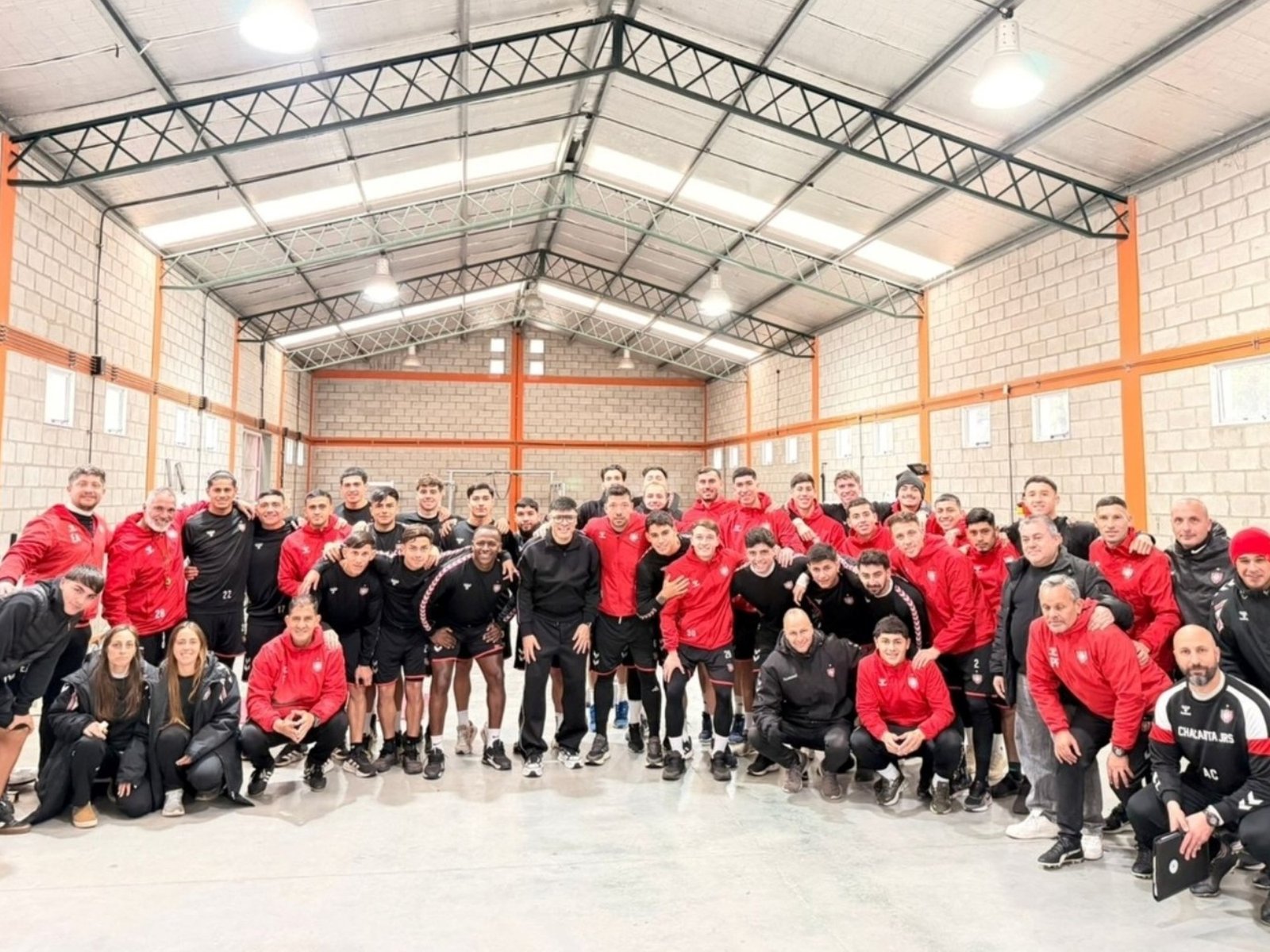 El plantel de Chacarita recibió a un pastor para evitar el descenso :: Olé