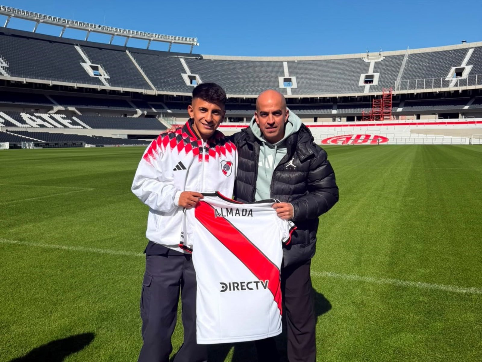 El tío de Almada: "Thiago me acompañaba a todos los partidos en las Inferiores de River y hacía de alcanpelotas" :: Olé
