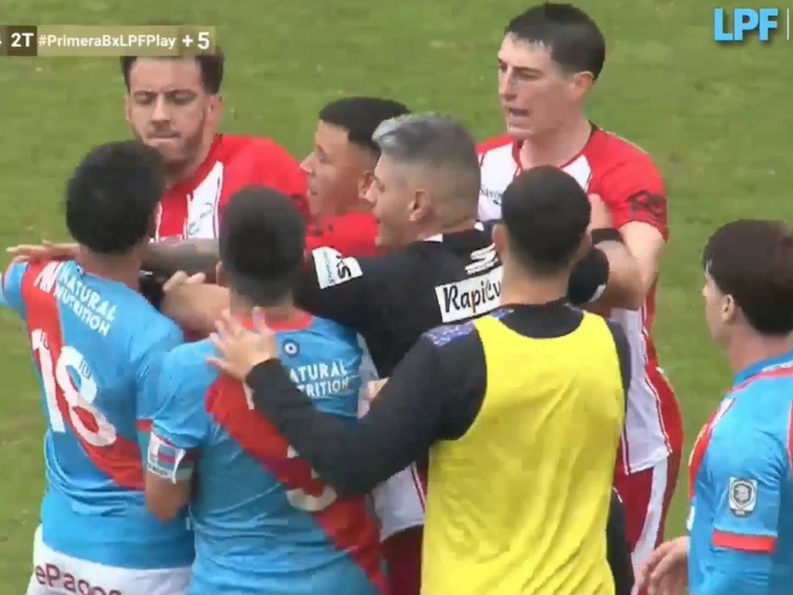 Escándalo: la batalla campal que protagonizaron los jugadores de Arsenal y Talleres de Remedios de Escalada :: Olé