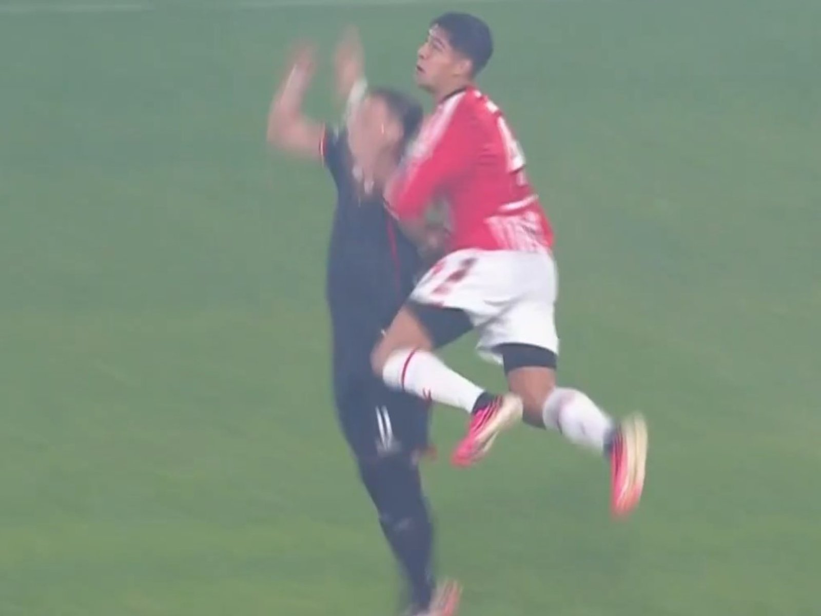 Estudiantes marcó un golazo, pero el VAR encontró una falta previa para rescatar a Barracas Central en la Copa Argentina