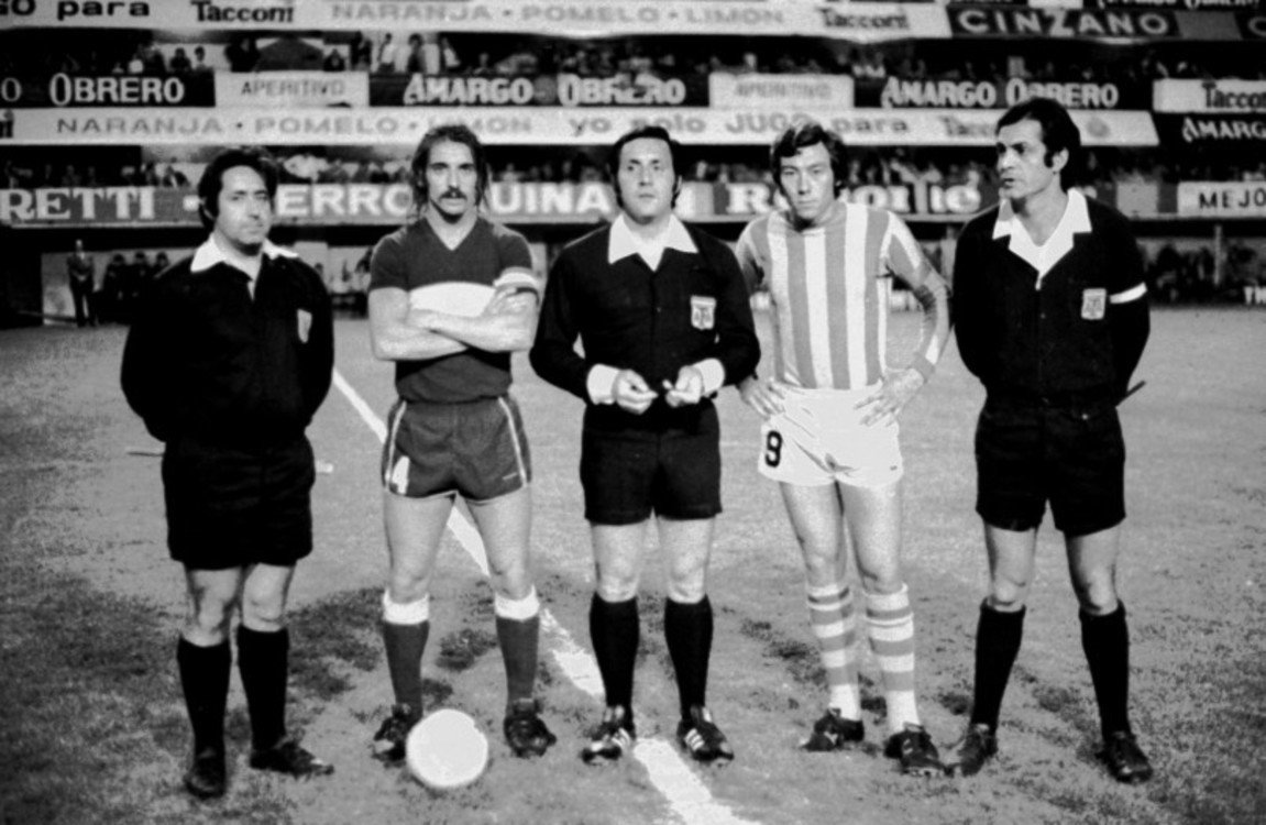 Manija Mústico junto a Vicente Pernía y la terna arbitral que comandaba Angel Coerezza. Foto original: Diario El Atlántico de Mar del Plata