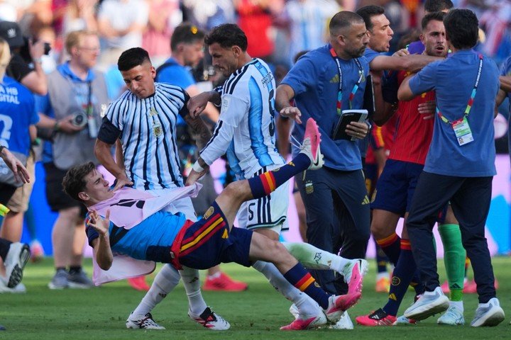 Dura sanción a Paredes: diez fechas de suspensión (AP Photo/Julio Cortez).