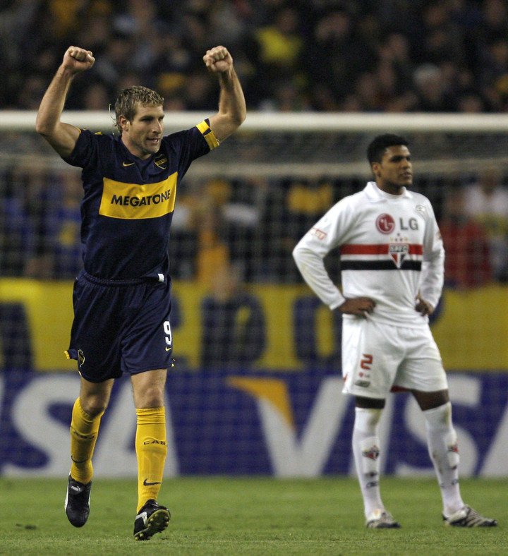 Palermo festeja un gol a San Pablo en la Sudamericana 2007.