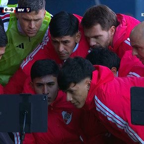 Video: River pidió penal y todos los suplentes se reunieron ante una tablet para ver la repetición