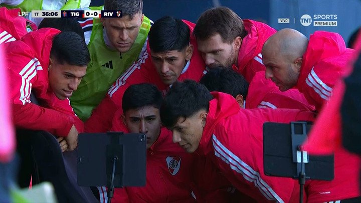 Los jugadores suplentes de River mirando la jugada un posible penal.