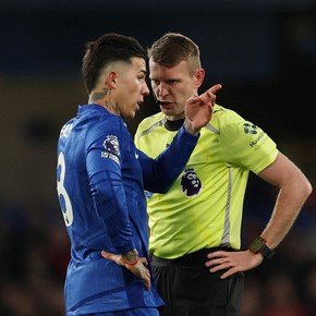 Revolución en Inglaterra: la Premier grabará las conversaciones entre árbitros y jugadores  