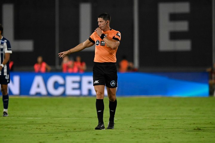 El árbitro Nicolás Ramírez (Fotos Ariel A Carreras / Ole - Clarin).