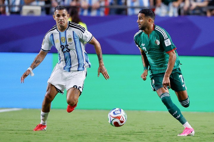 Riyad Mahrez encara a Facundo Medina en el Argelia vs Argentina en el Mundial (EFE).