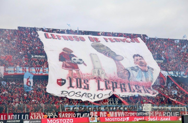 La hinchada de Newell's, en el Parque Independencia (Prensa Newell's).