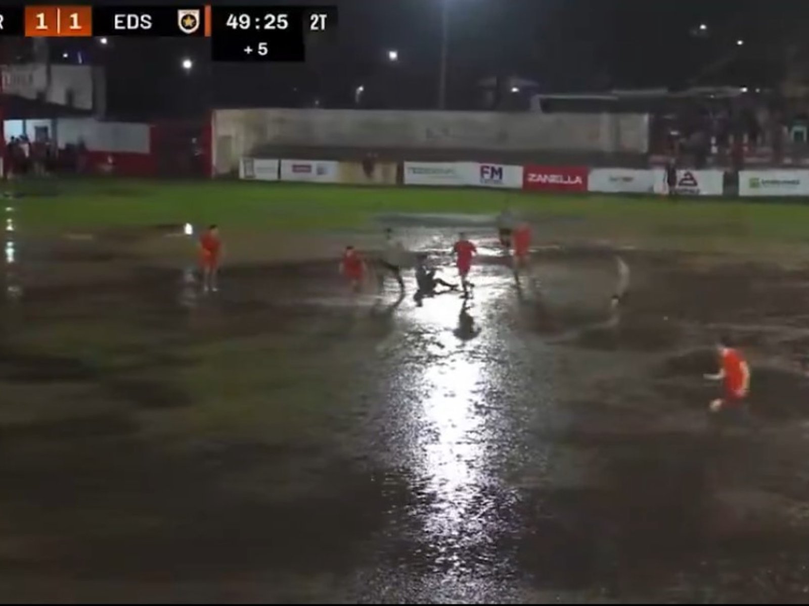 Increíble: ¡Mercedes y Estrella del Sur jugaron en medio del diluvio! :: Olé