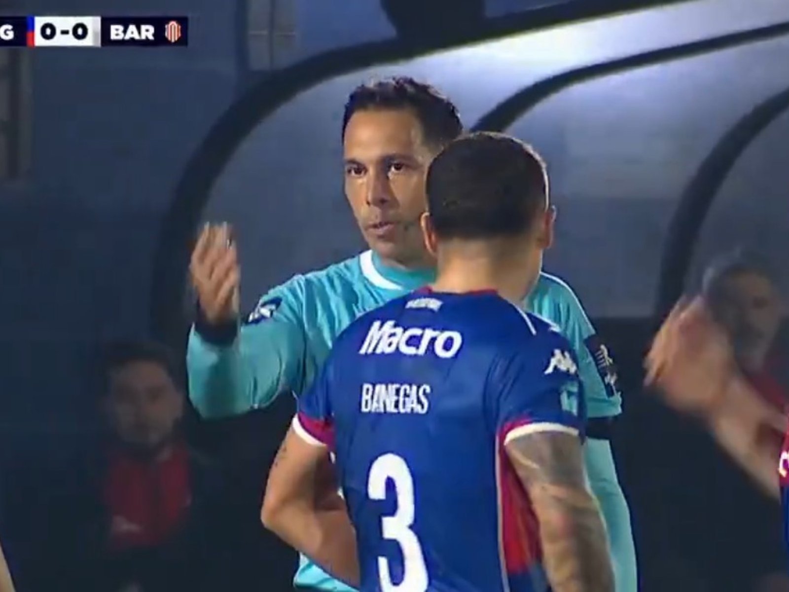 Inesperado: el VAR llamó para darle un penal a Barracas y el referí dijo no :: Olé