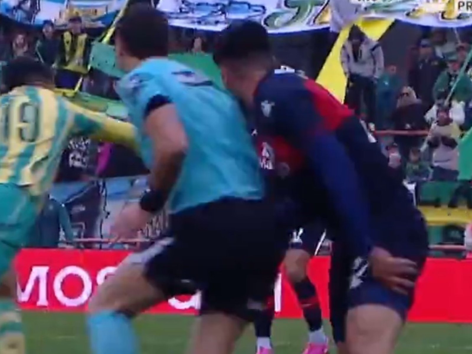 Insólito: el árbitro de Aldosivi-Tigre le pegó un hombrazo a un jugador y casi lo saca de partido :: Olé