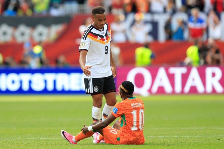 El alemán Leon Goretzka saluda a Simon Adingra, en el duelo durante el Mundial (EFE).