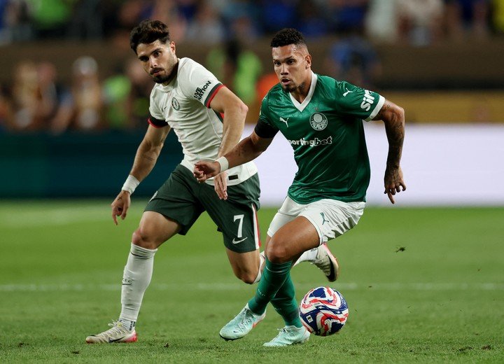 Paulinho no jugó mucho por una lesión grave (REUTERS/Lee Smith).
