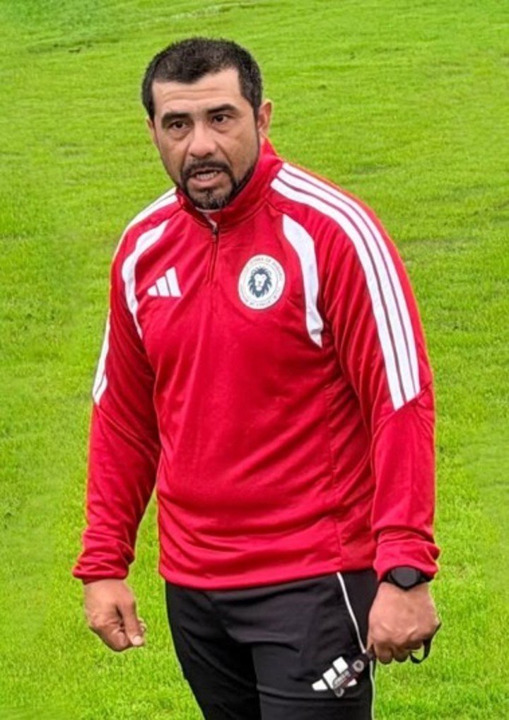 Ojeda, el nuevo entrenador de Leones, en su primera práctica. (@leonesderosariofc)