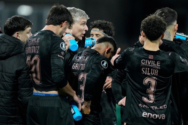 Martín Palermo hablando con sus jugadores.