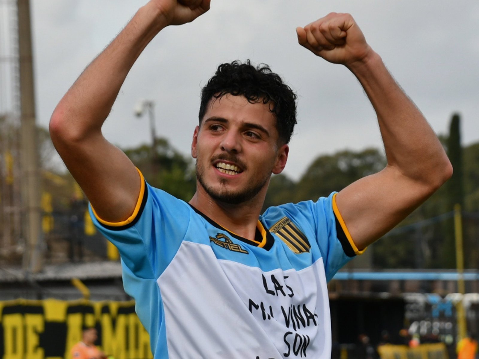 La camiseta homenaje le trajo suerte a Almirante: triunfazo y racha positiva :: Olé