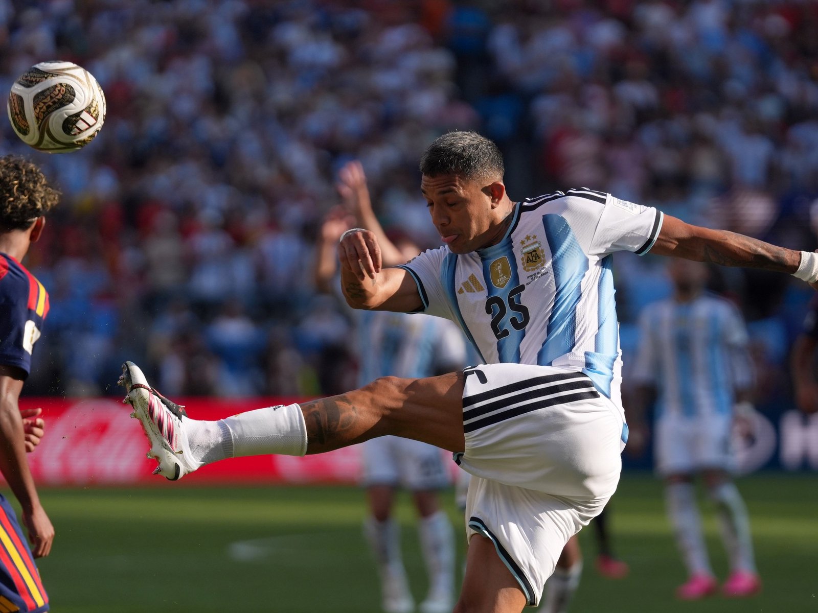 La insólita anécdota de Facundo Medina con un gomero que criticó a la Selección: “Regalaron el Mundial”