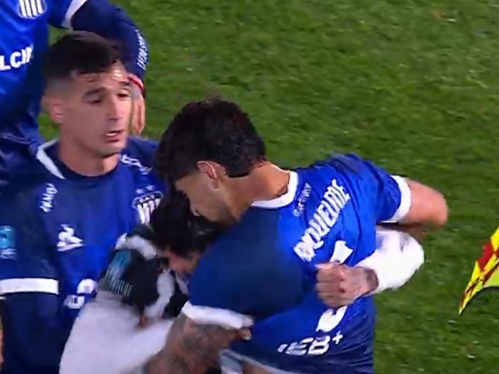 La pelea que terminó con dos expulsados en el partido de Talleres y Gimnasia de Mendoza :: Olé