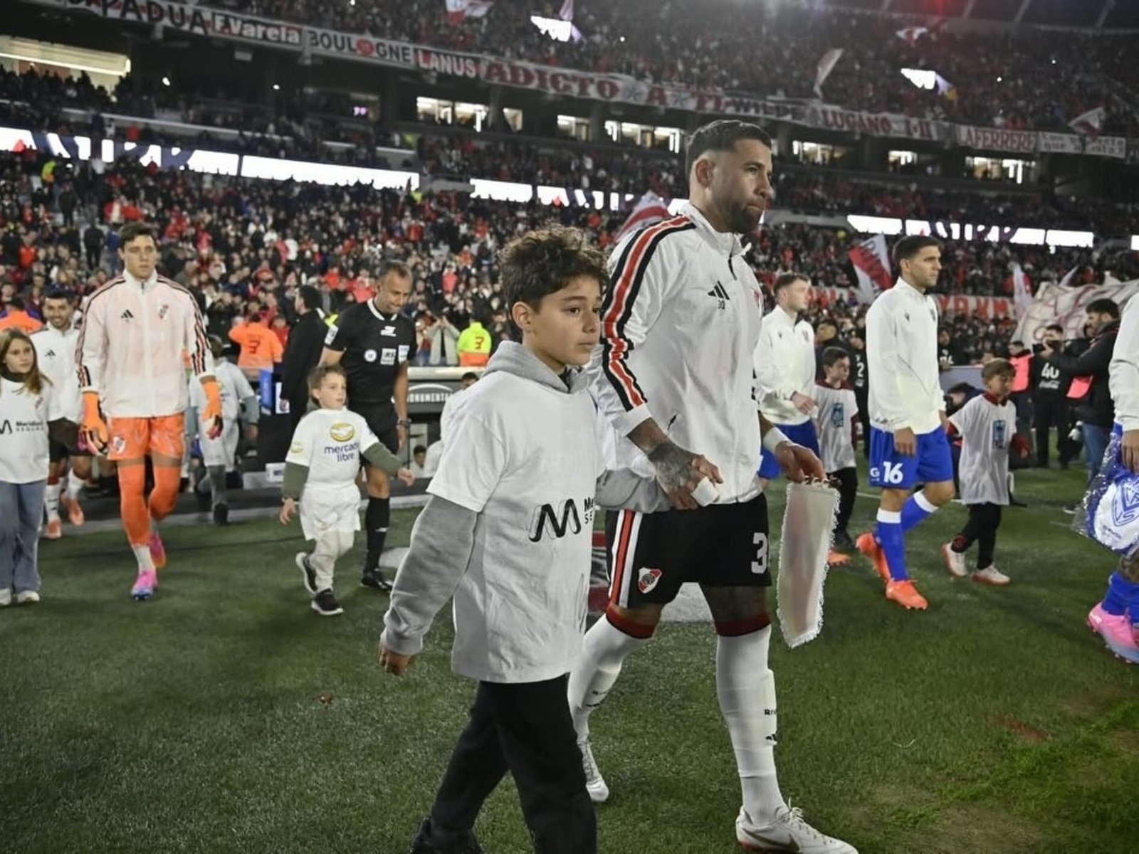 La piel de gallina de Trezeguet por ver a su hijo entrar al campo de juego del Monumental con el 11 de River :: Olé