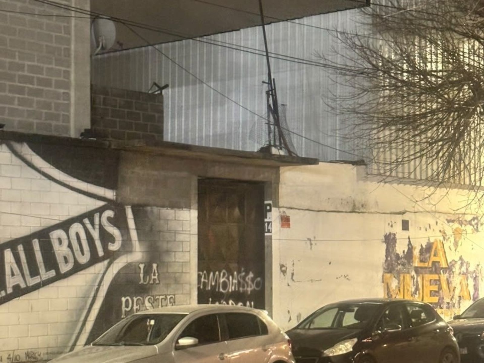 Las pintadas amenazantes en las inmediaciones de la cancha de All Boys :: Olé