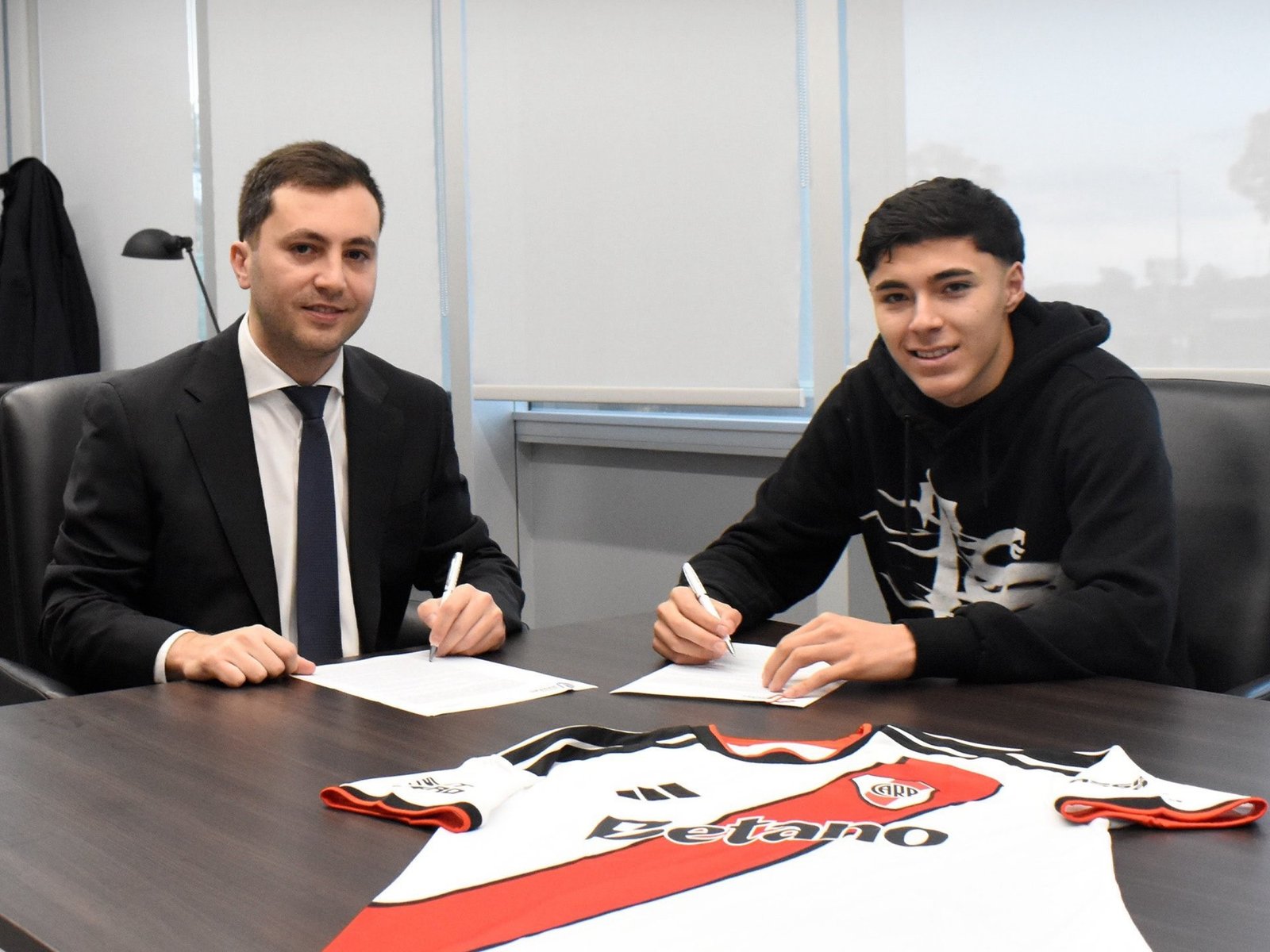 Llegó el séptimo: Tobías Andrada firmó su contrato y es nuevo jugador de River :: Olé