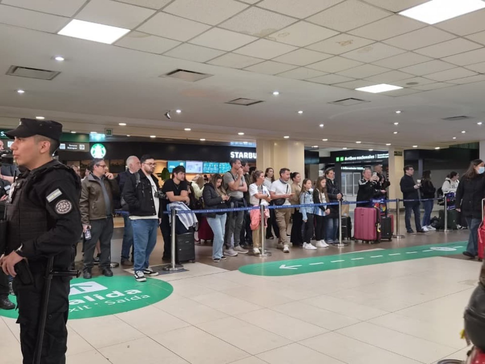Locura por Las Leonas: una multitud recibió a las campeonas en Ezeiza :: Olé