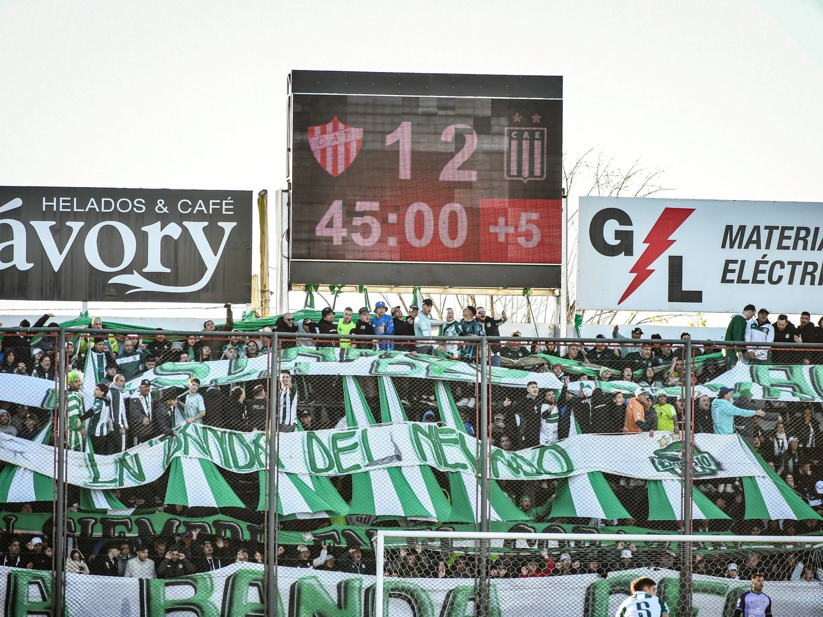 Los hinchas visitantes volvieron a la Primera B tras 11 años y hubo fiesta en las tribunas :: Olé