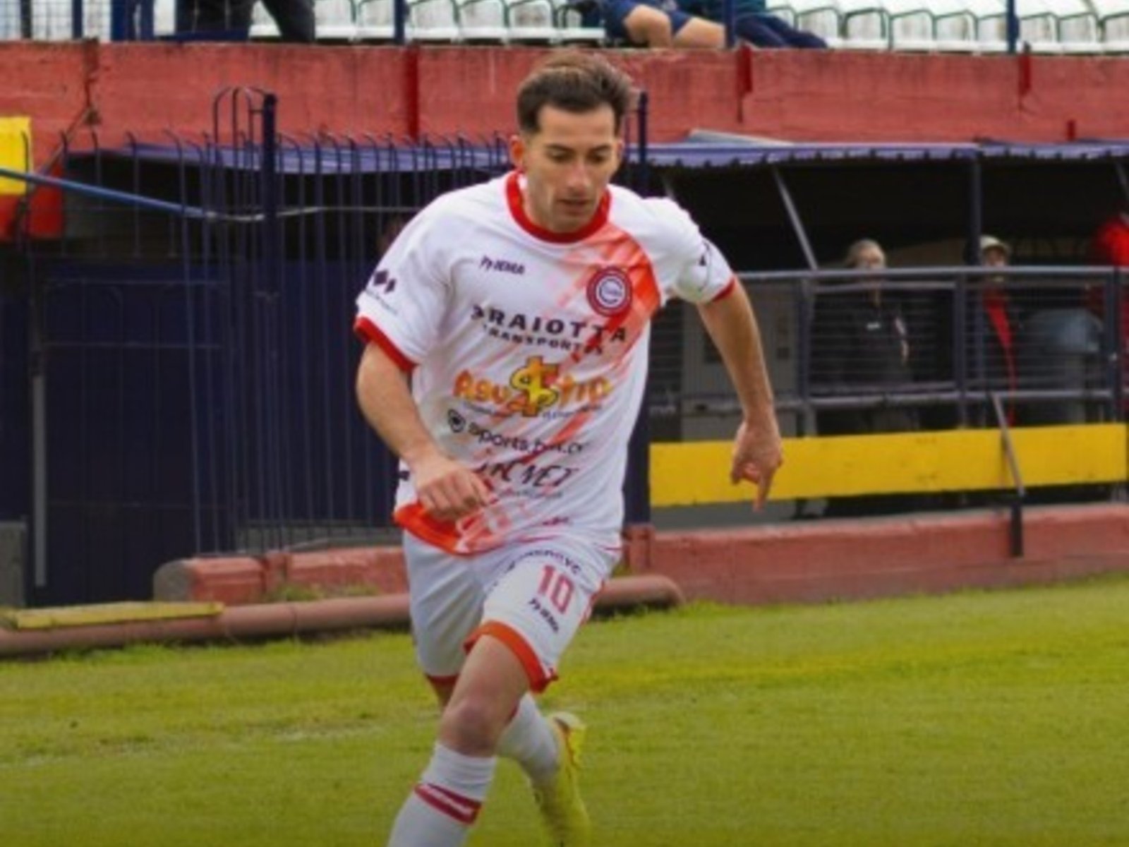 Luján rescató un punto clave ante Deportivo Español y se cortó en la punta de su zona :: Olé