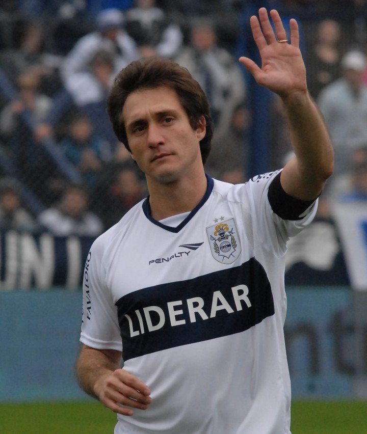 Guillermo con la camiseta de Gimnasia.