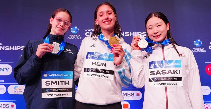 Agostina Hein, con su medalla de oro en el Mundial Juvenil 2025, en Rumania.
@World_Aquatics