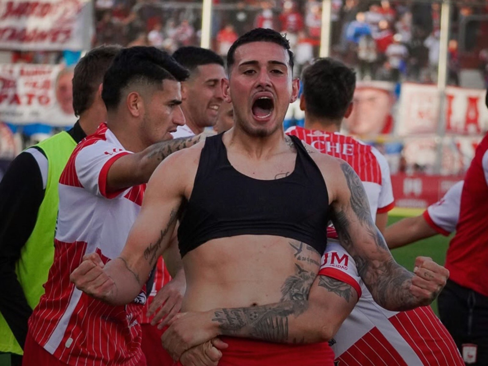 Morón se quedó con un triunfazo lleno de polémicas y se acercó a Ferro :: Olé