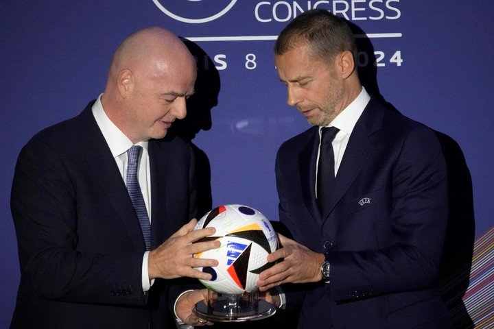 Gianni Infantino y Aleksander Ceferin. Foto: AP
