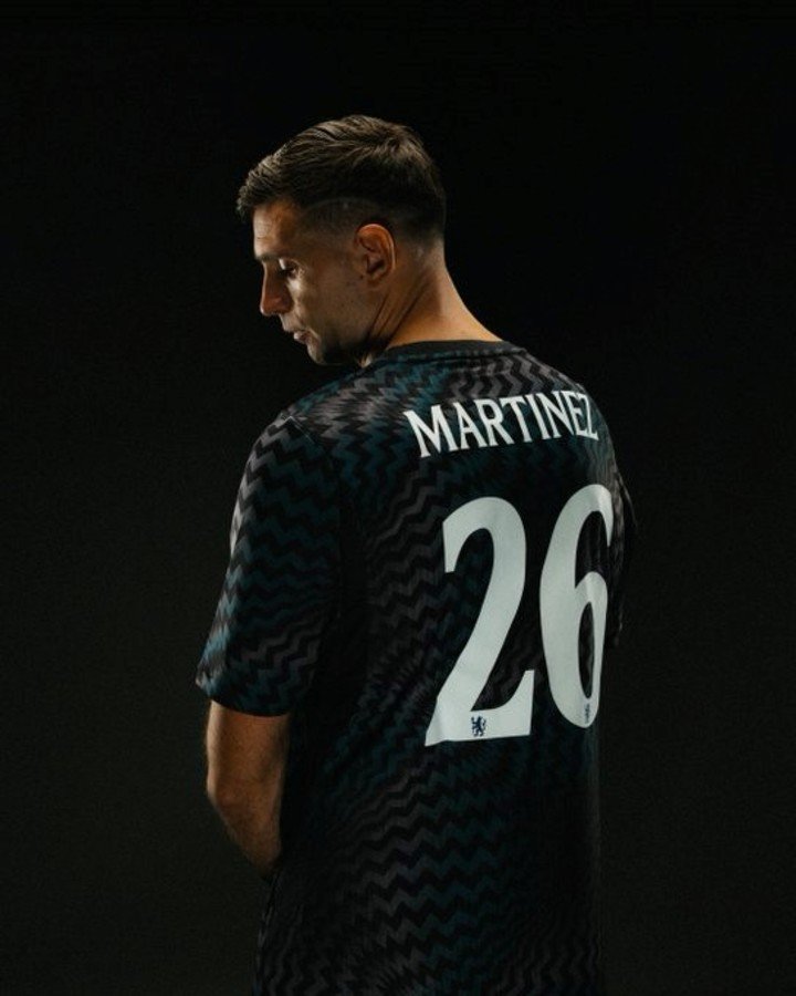 Dibu Martínez fue anunciado como nuevo refuerzo del Chelsea. Fotos: Chelsea
