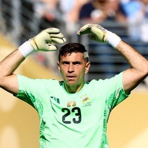 Siguen las negociaciones entre Aston Villa y Juventus por Dibu Martínez