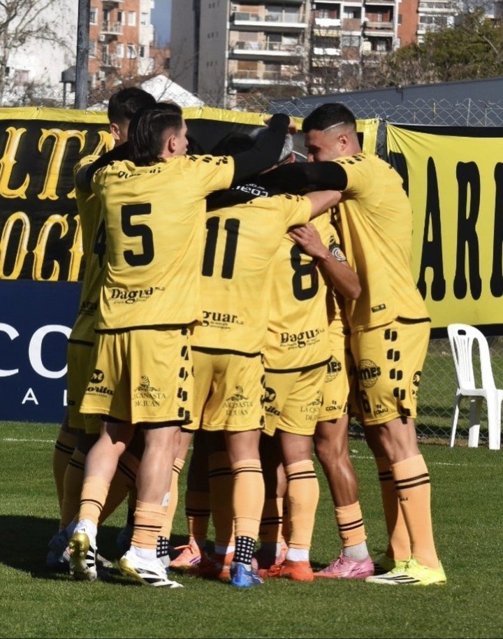 Comu volvió a la victoria. (@clubcomunicacionesoficial)