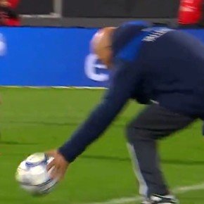 Video: Sampaoli quiso apurar un lateral para Talleres, le cobraron mano y casi termina en gol de Rosario Central