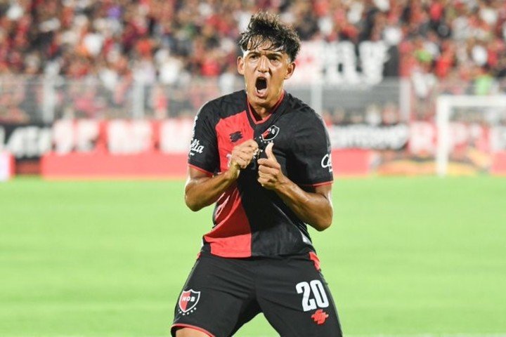 El jugador después de convertirle a Platense.
