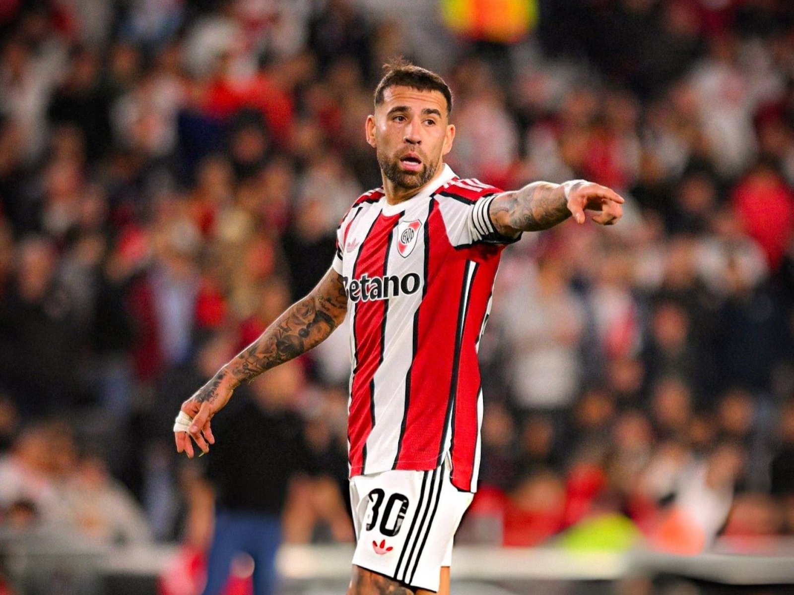 Otamendi, más capitán que nunca: su reclamo viral al árbitro por el penal y el gesto en el final :: Olé