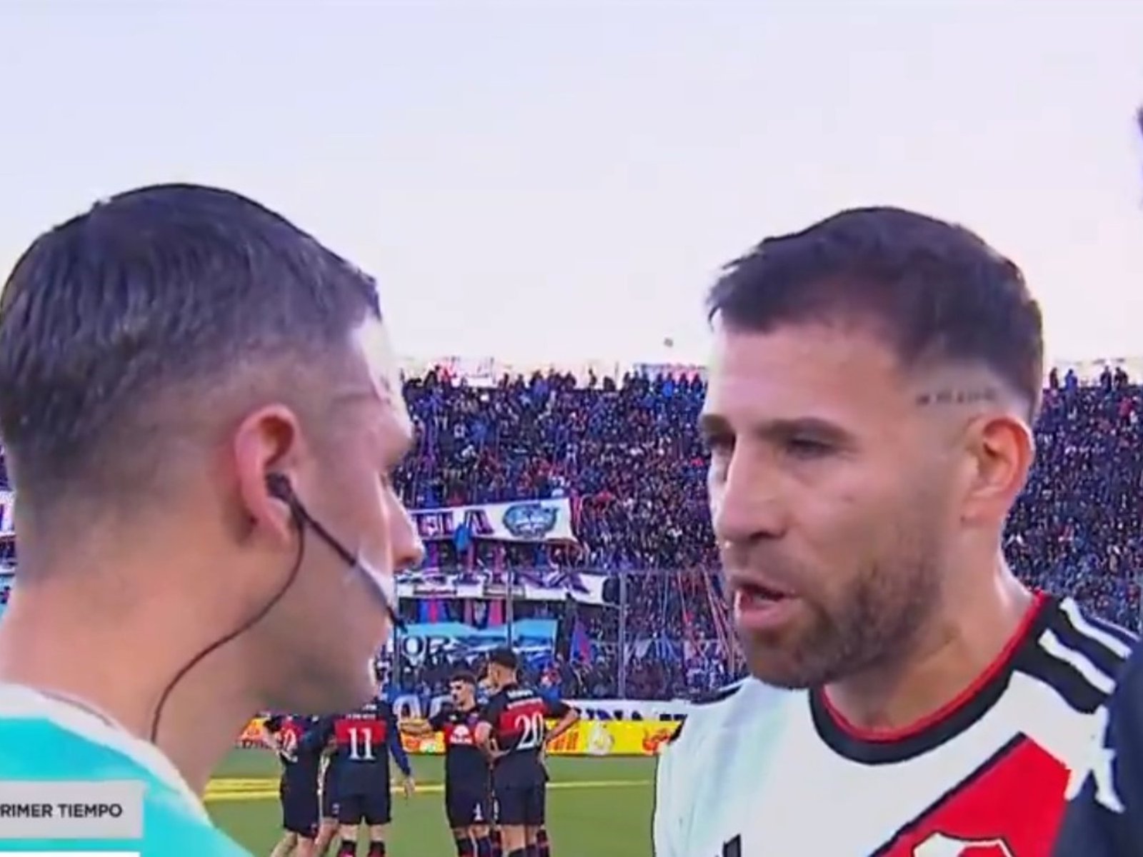 Otamendi, picante con el árbitro por el penal no cobrado a River: “¿Ustedes son profesionales o no?” :: Olé