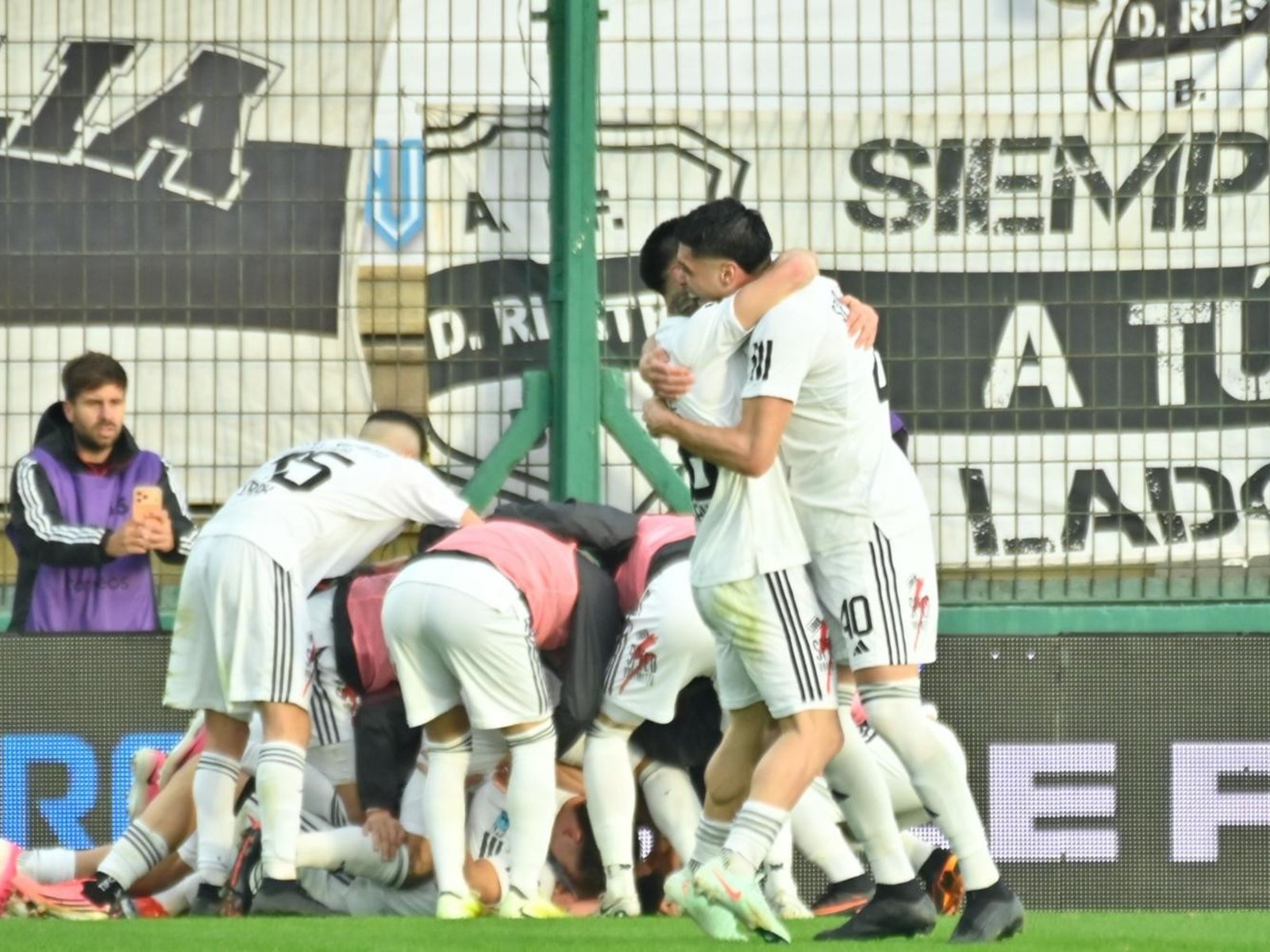 Otro golpe para Gimnasia: quedó eliminado de la Copa Argentina ante Riestra :: Olé