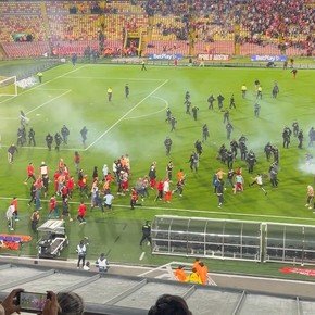 A días de la vuelta con River, la barra de Independiente Santa Fe tuvo una batalla campal y su equipo empató el clásico